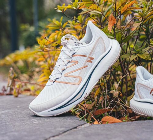 NewBalance轻便跑步鞋