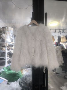 2025冬装新韩版时尚百搭宽松显瘦V领貉子毛拼接绵羊皮皮草外套女