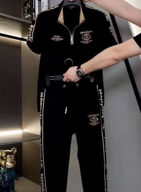 新款欧货男士高档轻奢修身刺绣立领半拉链短袖体恤休闲长裤套装。
