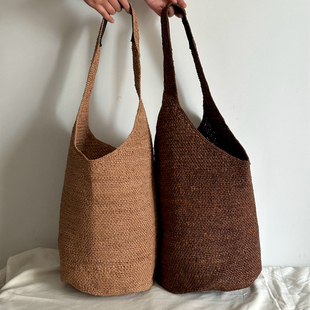 手工编织咖色草编包拉菲草单肩包水桶包度假波嬉风编织包沙滩包
