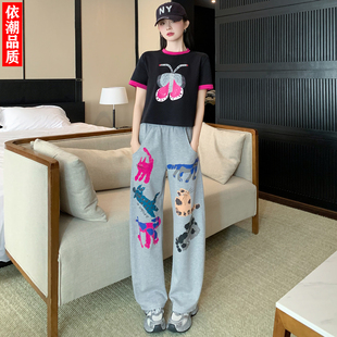 俏皮印花曳步舞短袖运动套装女夏今年流行垂感阔腿长裤穿搭一整套