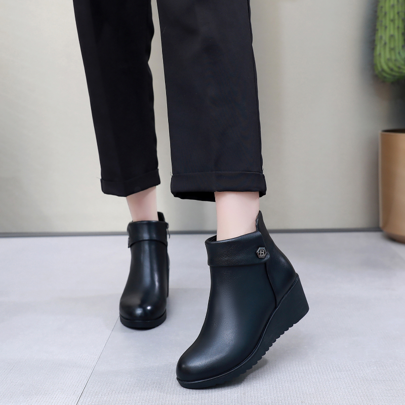黑色磨砂皮马丁靴女坡跟短靴软底休闲百搭女靴时尚大码棉靴坡跟