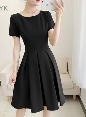 赫本高级感修身显瘦连衣裙2025春秋新款圆领短袖气质收腰小黑裙子