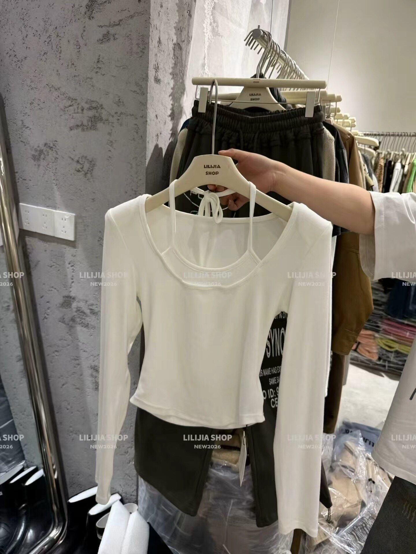 LiLijia正品秋季韩版时尚百搭显瘦假两件挂脖长袖T恤女上衣打底衫