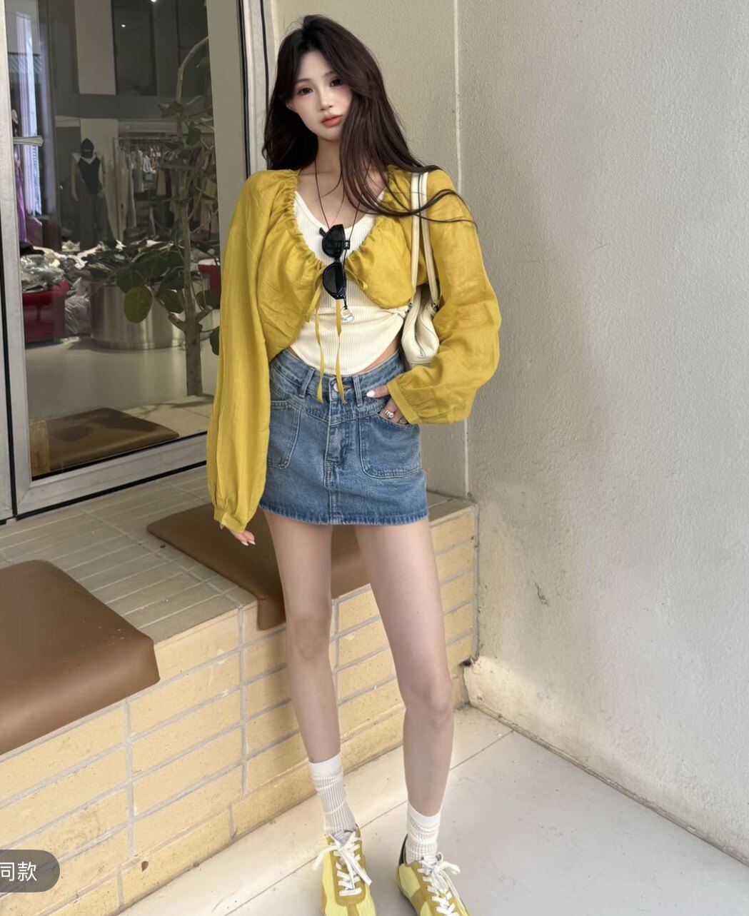 九月家 显白天菜 姜黄色泡袖抽绳外套白色小标吊带复古蓝高腰短裙
