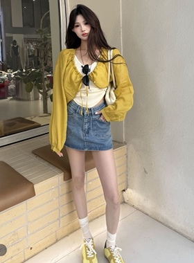 九月家 显白天菜 姜黄色泡袖抽绳外套白色小标吊带复古蓝高腰短裙