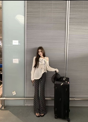 九月家【机场甜心】米白色印花绑绳防晒T恤/灰色波点休闲裤套装潮