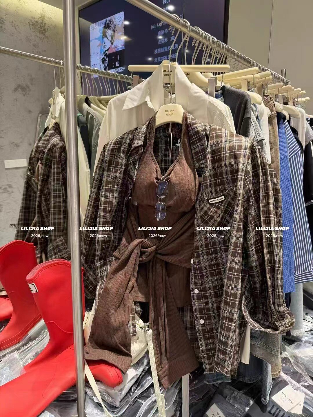 正品2026春季新款韩版宽松休闲格子衬衫女+吊带背心半身裙三件套