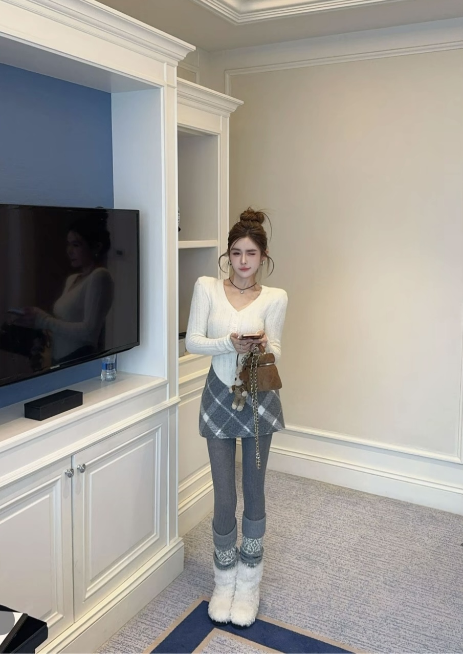 韩国东大门2025冬季新款韩版修身显瘦打底针织衫V领垫肩上衣女潮