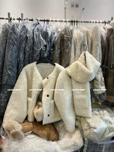 宽松羊羔毛皮毛一体加厚配围巾洋气短外套上衣潮 韩版 2025冬季 新款