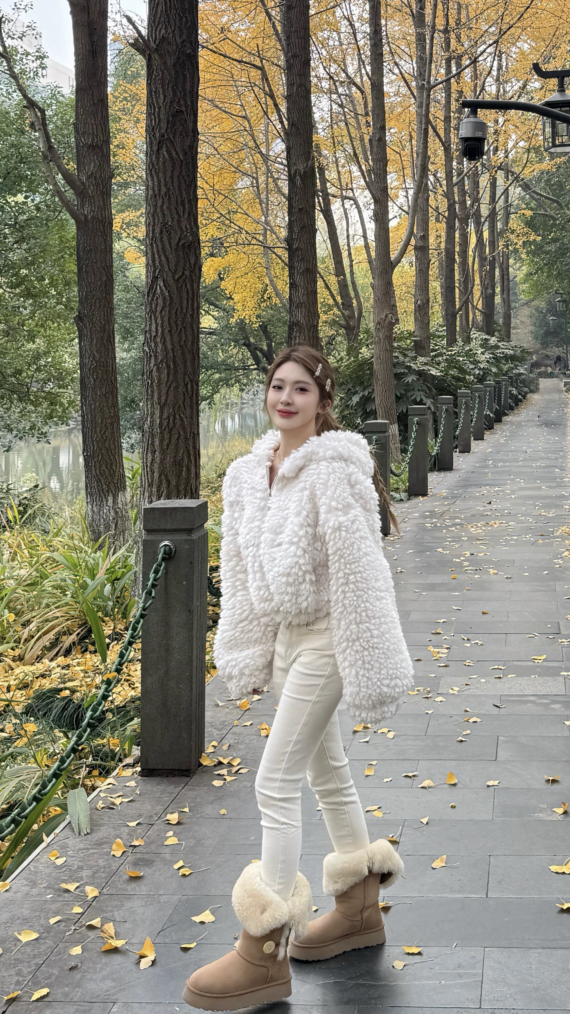 泡菜订制白色羊羔毛连帽羽绒服女2025冬季新款韩版宽松短款外套潮