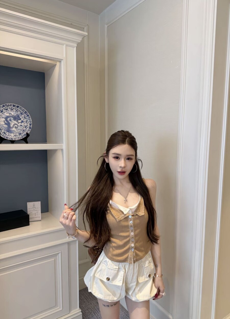 九月家【辣妹出片】卡其色狗牙边假两件背心米色口袋工装灯笼短裤