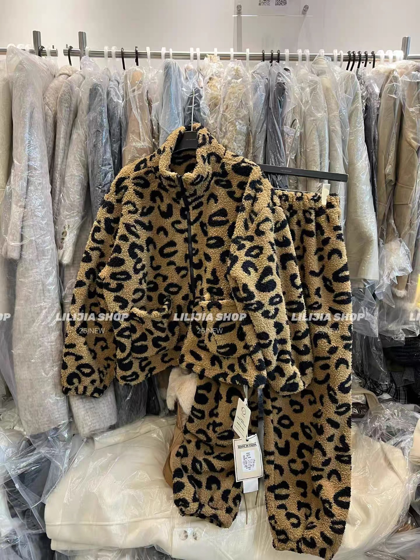 2025冬季新款韩版宽松休闲豹纹毛绒绒外套+休闲裤家居服套装睡衣