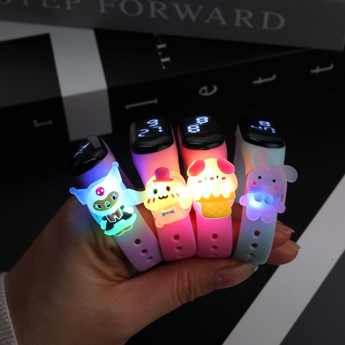 新款网红发光电子表卡通可爱手环女款高颜值学生运动手环炫彩公仔