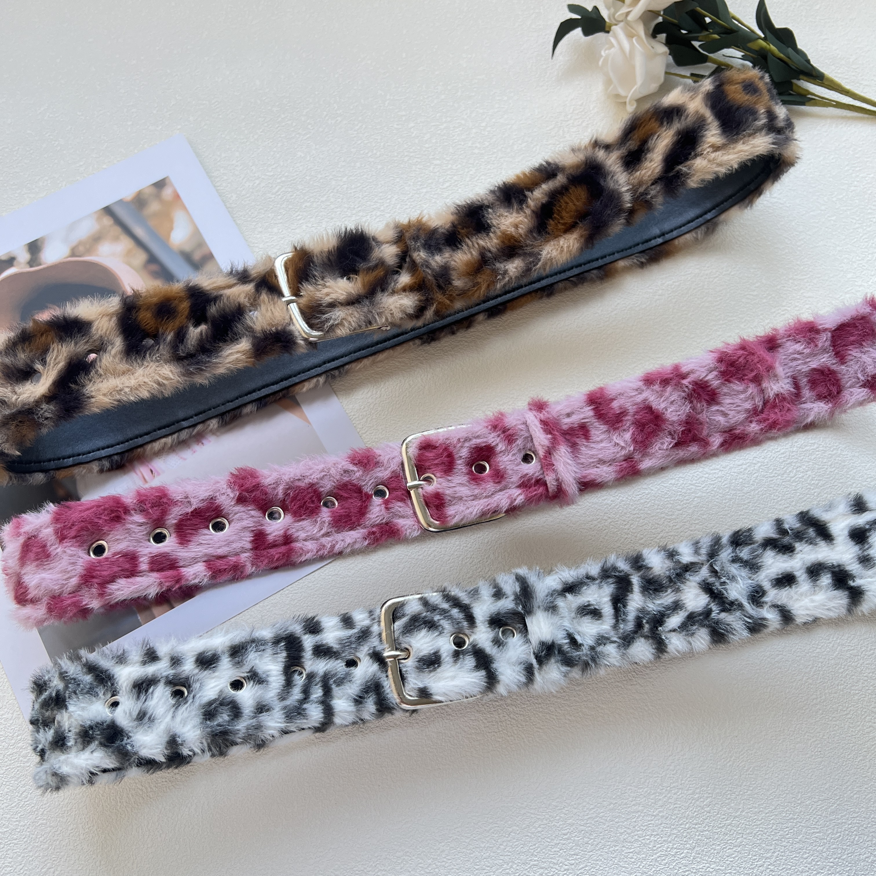 粉红色豹纹皮带女款配毛衣牛仔裤