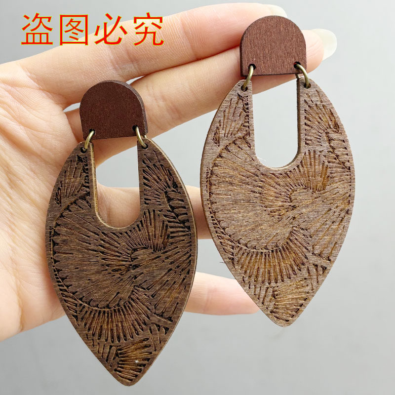 复古夸张个性欧式花纹雕刻棕色木质耳环简约时尚独特小众高级耳饰 - 实物图