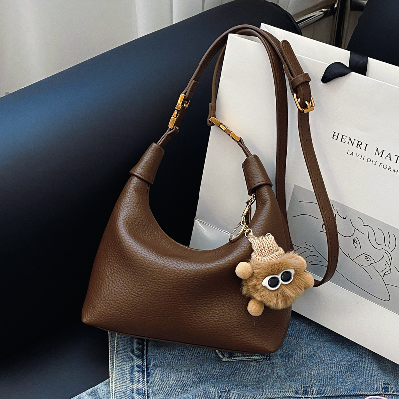 韩版休闲手提包包女新款单肩腋下包小众百搭马鞍水桶包质感新月包