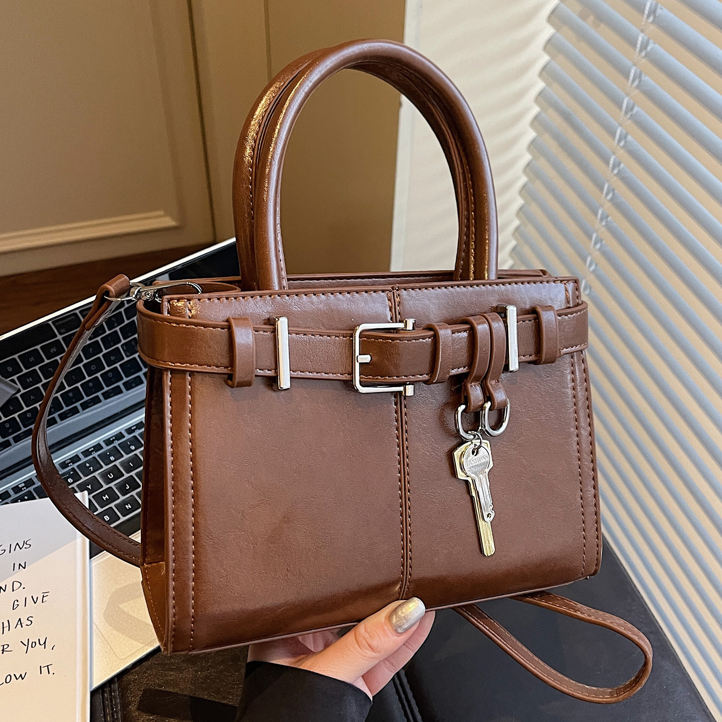 高级感小众复古撞色小方包韩系皮带装饰大容量通勤百搭手提斜挎包,箱包皮具/热销女包/男包,小方包,淘宝优惠券,粉丝福利购,淘宝优惠卷