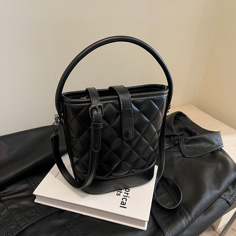 时尚流行小香风菱格手提斜挎包