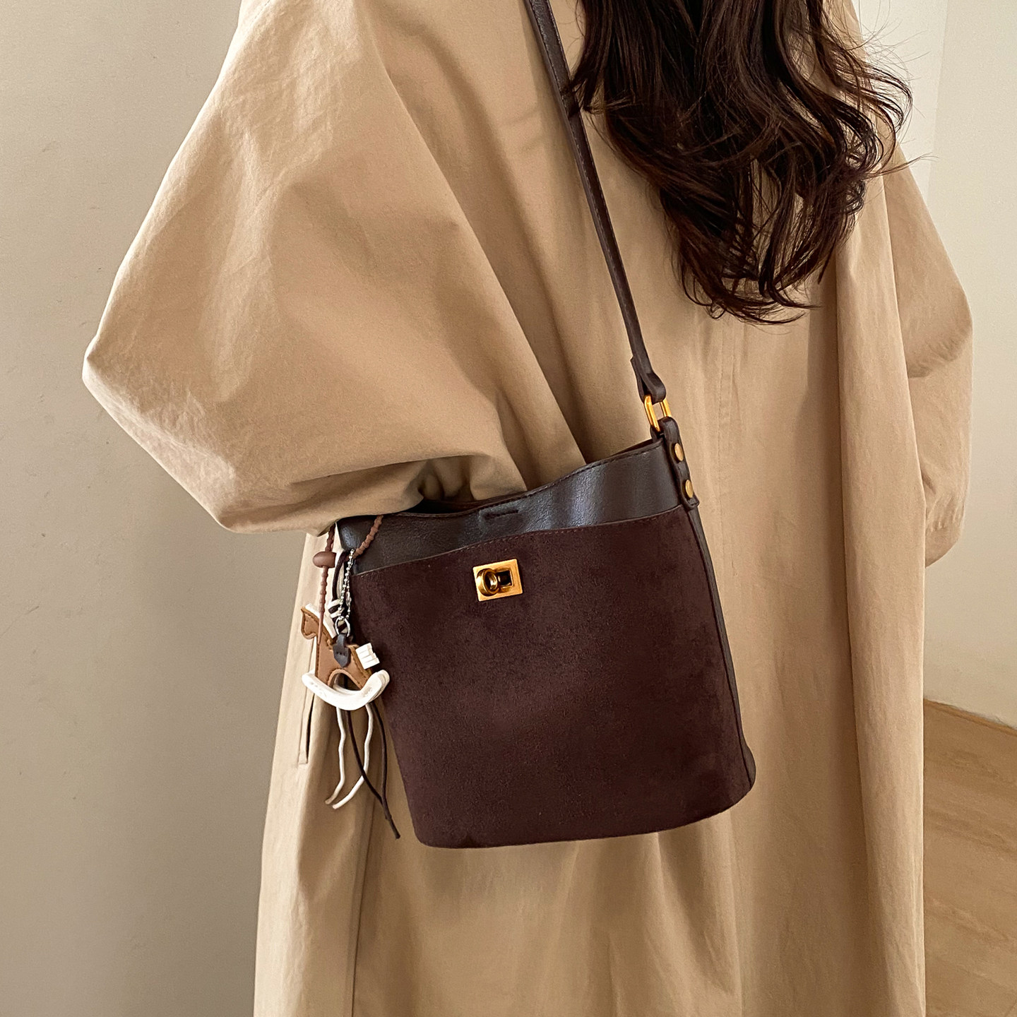 高级感美拉德麂皮绒水桶包复古百搭单肩斜挎包小众迷你简约腋下包