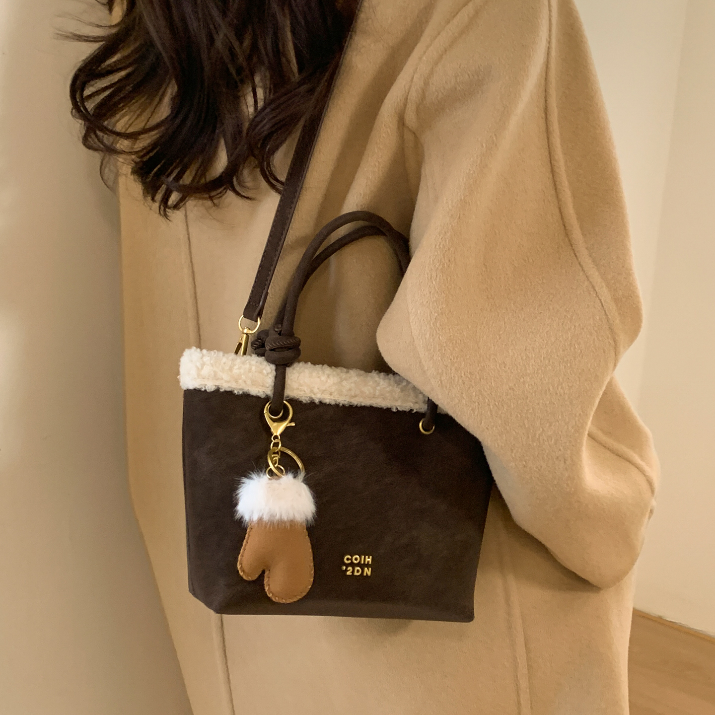 时尚潮流羊羔毛复古通勤水桶包