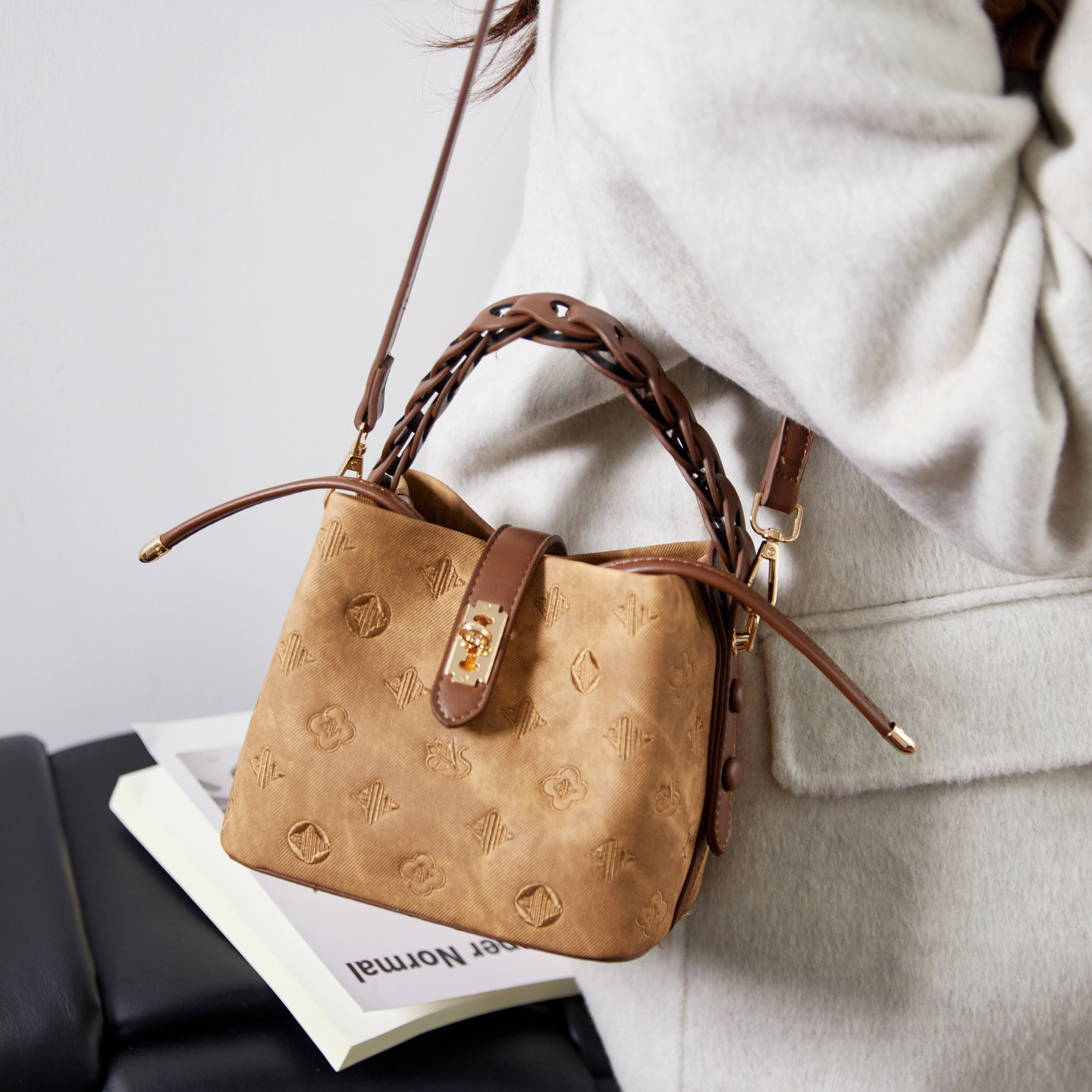 包包女小水桶包2026新款复古通勤刺绣压花时尚轻奢编织手提斜挎包,箱包皮具/热销女包/男包,水桶包,淘宝优惠券,粉丝福利购,淘宝优惠卷