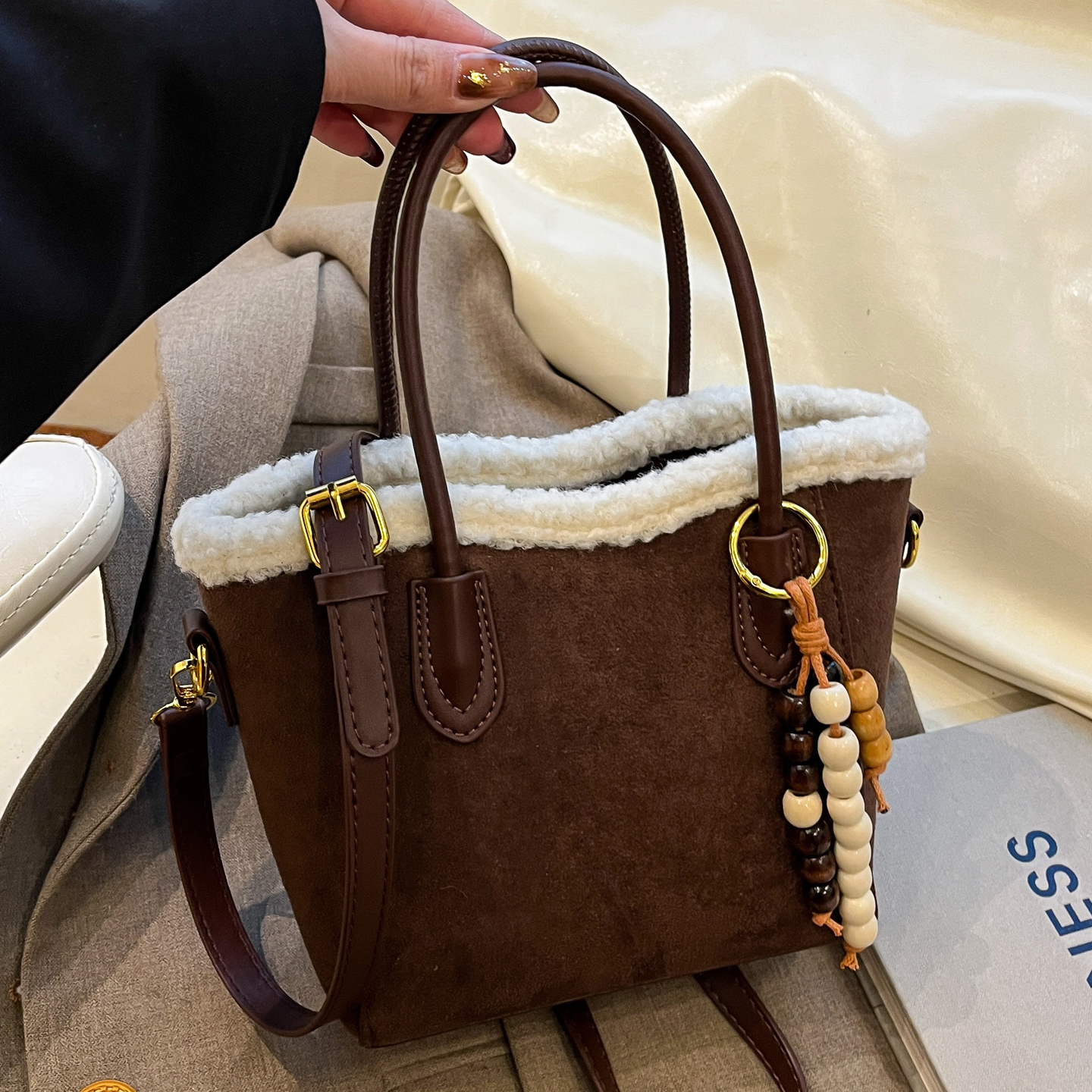 小众麂皮绒水桶包复古羊羔毛女包