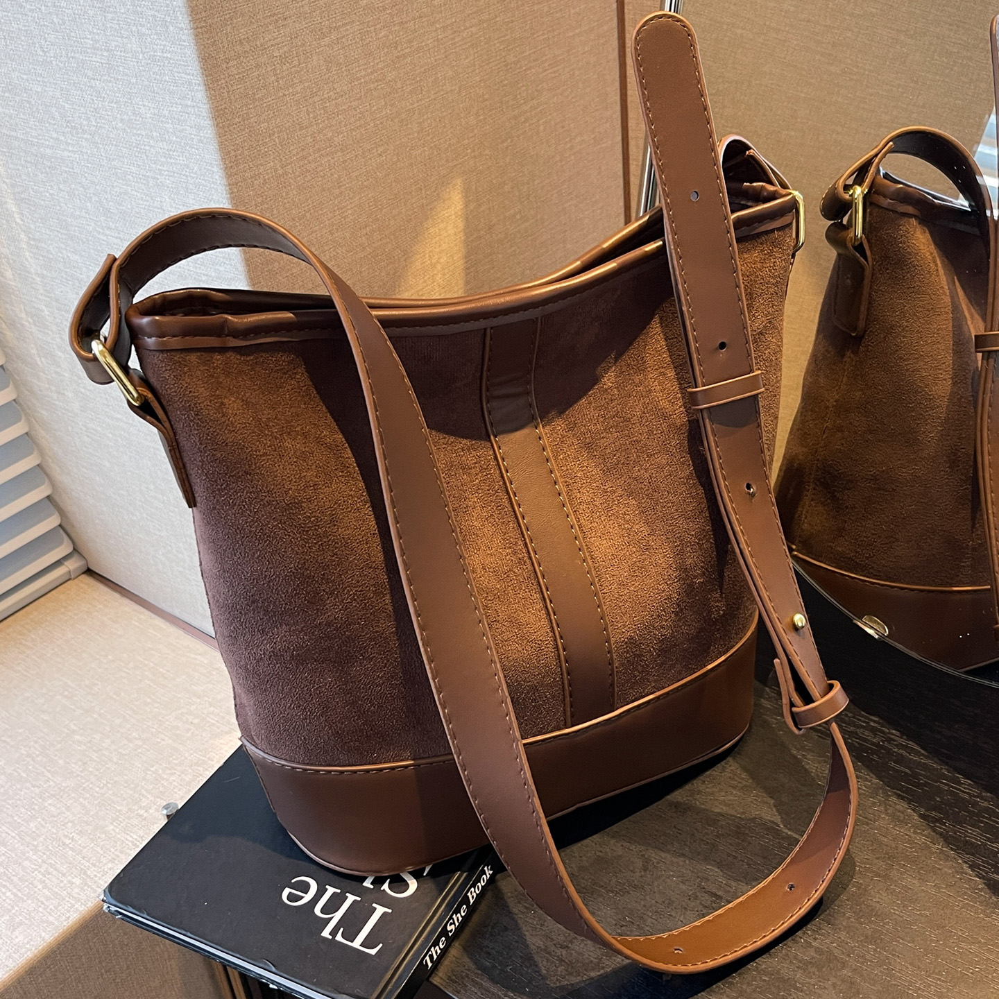 高级感麂皮绒水桶包复古斜挎包