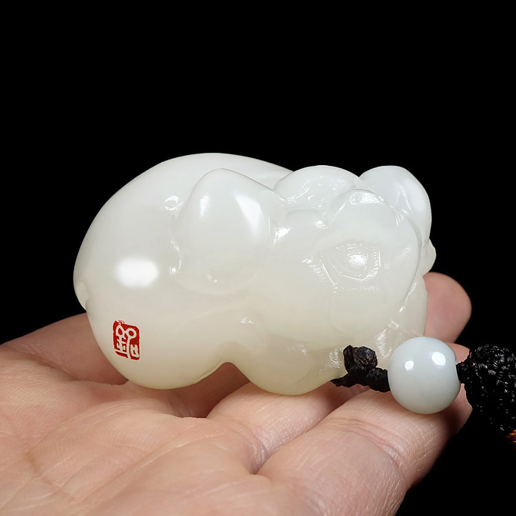 天然新疆和田玉白玉籽料生肖猪手把件羊脂玉可爱小猪玉挂件把玩件