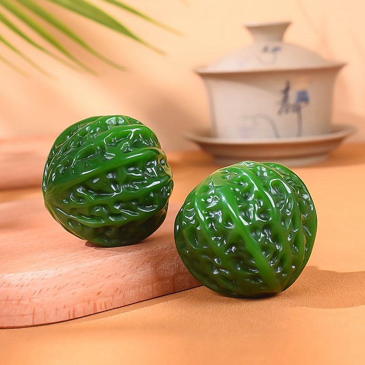 天然新疆和田玉核桃手把件健身球菠菜绿碧玉手球精雕玉把玩件一对