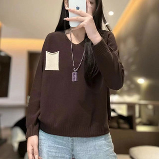 速达衣岩红专柜2024年秋季新品文艺贴口袋休闲V领毛衣女针织衫