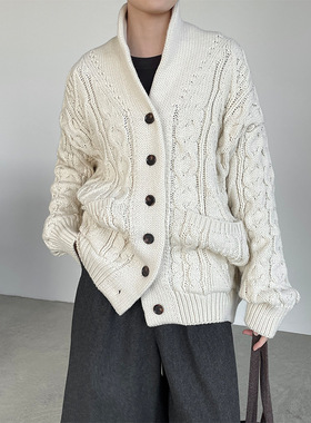 可乐  韩系慵懒风小翻领绞花厚针织保暖开衫女加厚毛衣外套OU185