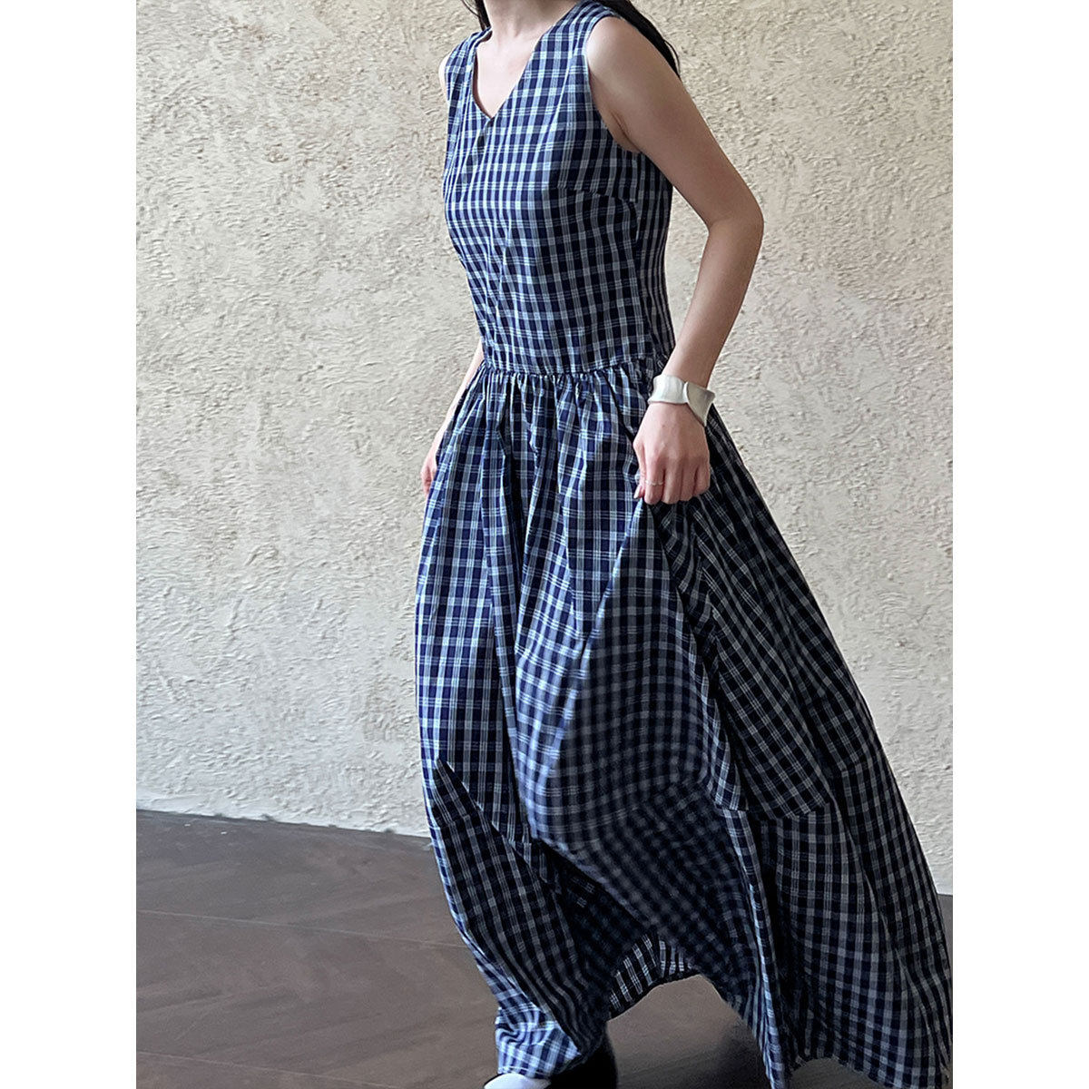 可乐蓝色格子法式连衣裙女春夏季新款V领花苞背心裙大摆长裙