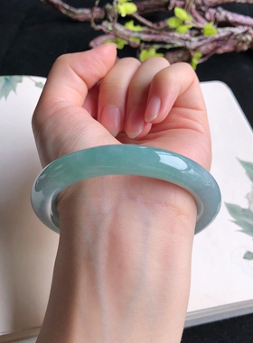 11月新品 天然翡翠56圈口冰糯种水润飘绿花圆条手镯正品9H71102