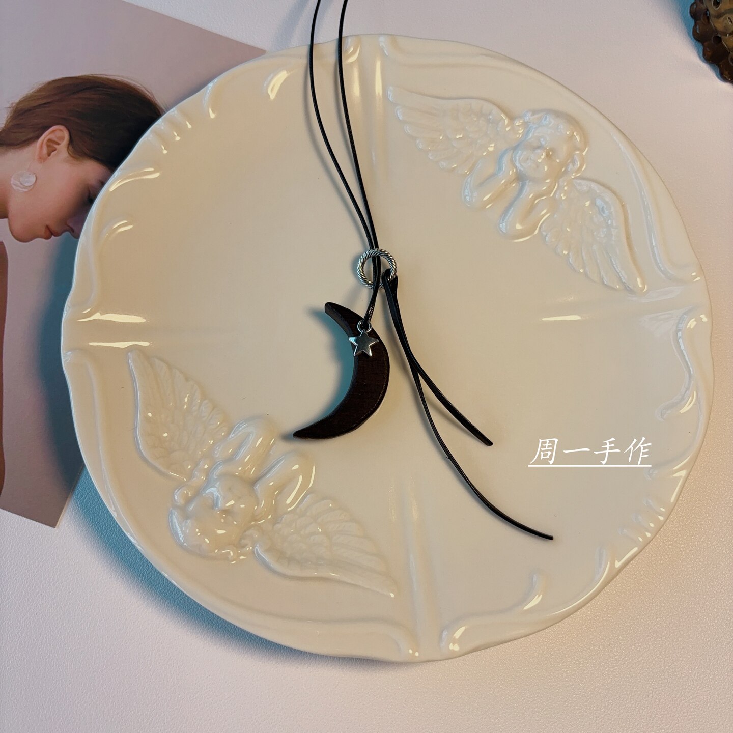 檀木月亮长款皮绳项链女设计感