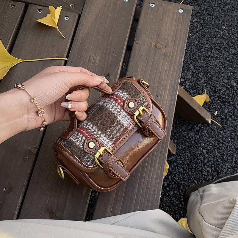 超火红色小包包女ins小众2025新款潮耳机包斜挎口红包迷你小方包