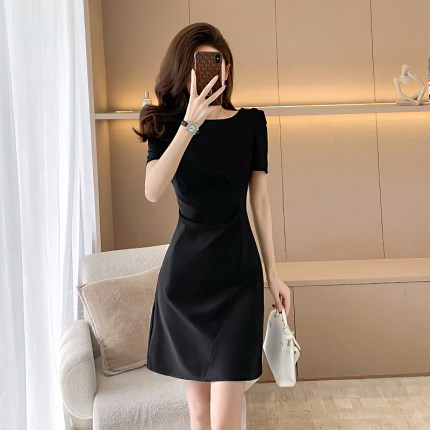 法式赫本风小黑裙女夏季修身连衣裙高级感气质女神范设计感短裙