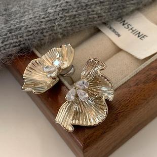 水滴锆石耳钉 高级感耳饰轻奢法式 肌理感金属花朵耳环2025新款 爆款