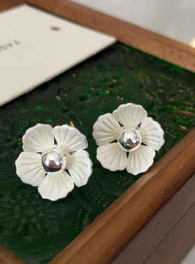 白色薄涂花朵耳钉2025新款爆款高级感耳环轻奢法式风简约设计耳饰