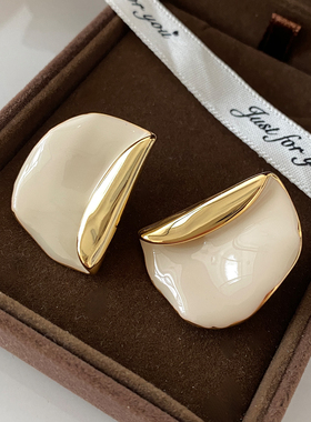 白色珐琅曲面金属大耳钉2025新款爆款高级感耳环轻奢法式设计耳饰