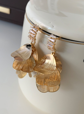 金色流苏花瓣耳环2026新款爆款高级感耳饰轻奢法式风独特漂亮耳钉