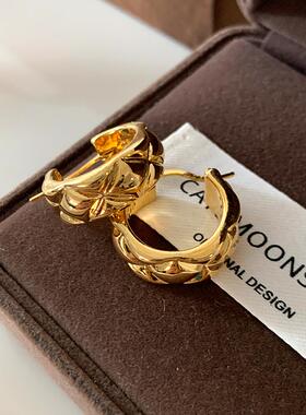 宽面金属菱格纹耳圈2026新款爆款小香风耳环轻奢高级感耳扣女耳饰