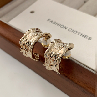 淡金色宽面耳环2025新款 高级感设计金属耳钉简约小众不规则耳饰女