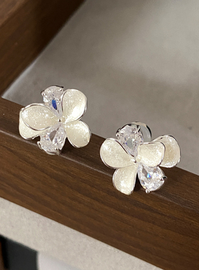 白色星光滴釉花朵耳钉2026新款爆款高级感耳环女镶钻超闪气质耳饰