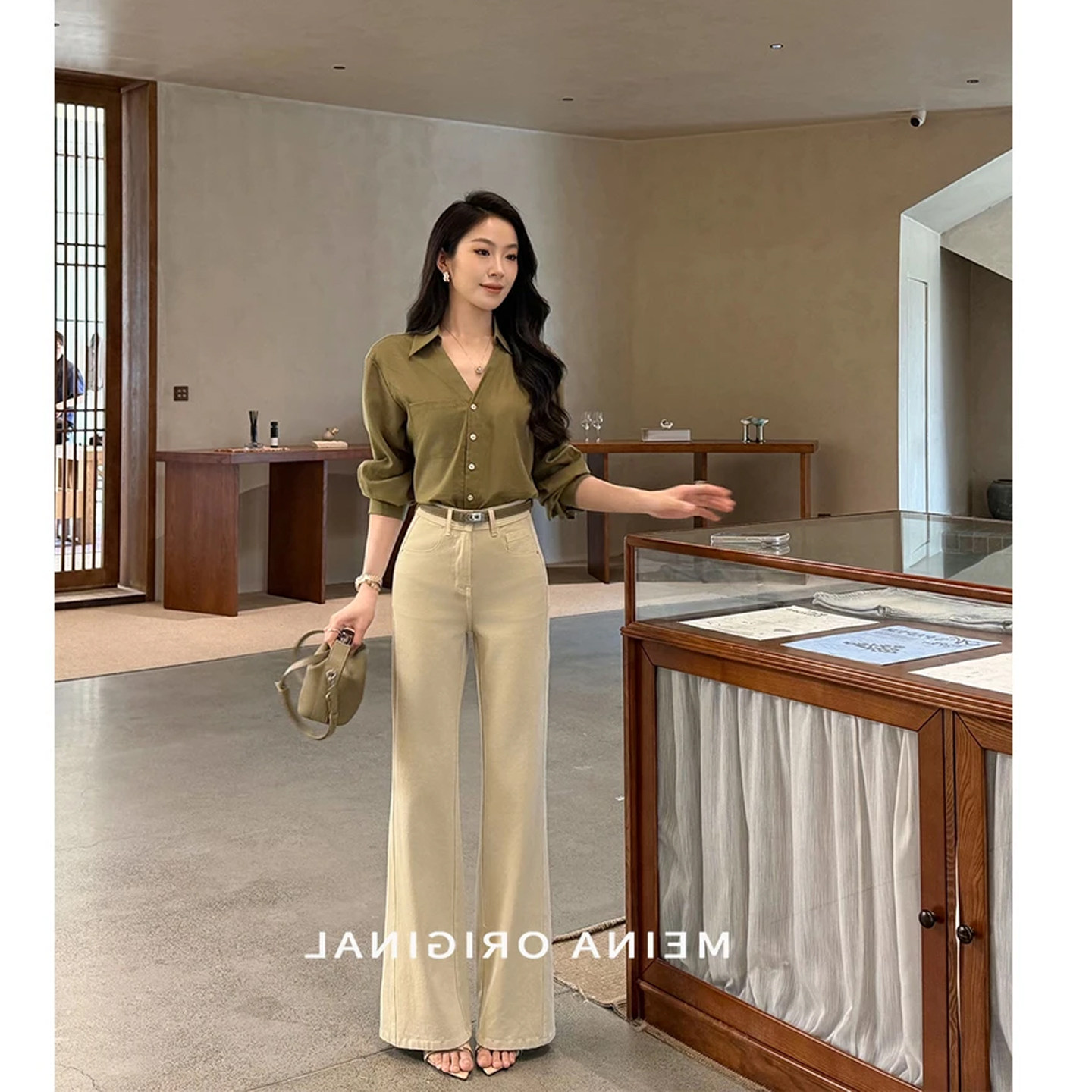 莱赛尔奶茶色微喇叭牛仔裤显瘦女图片
