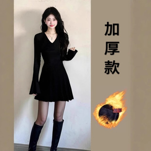 黑色针织长袖连衣裙秋冬季2025新款高级感加厚打底大衣内搭短裙子