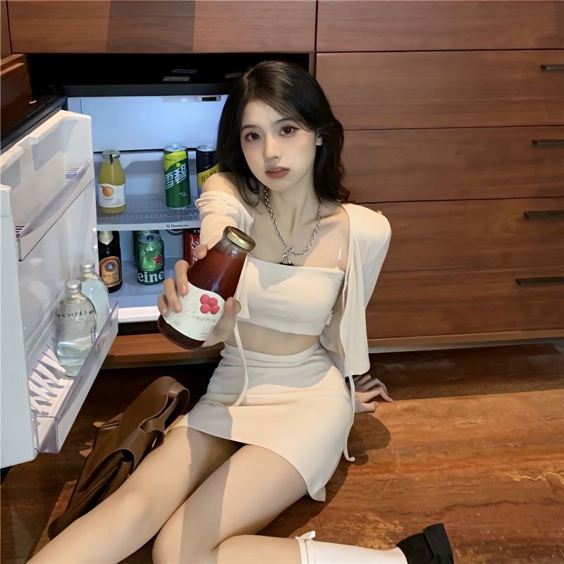 网红炸街盐系套装女夏三件套2023新款性感抹胸短款开衫包臀短