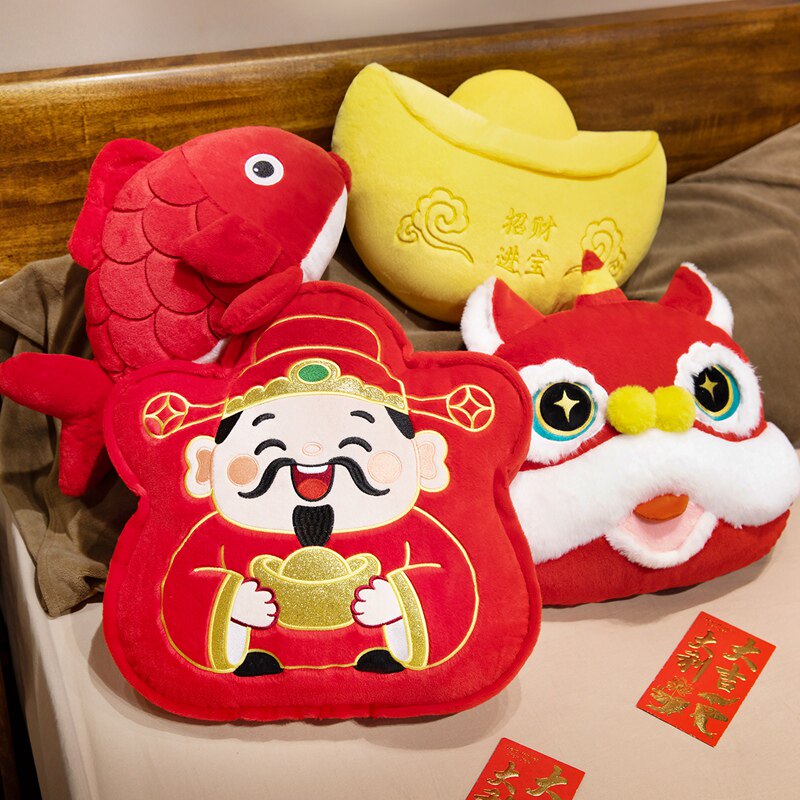 新年祝福抱枕可爱元宝鲤鱼毛绒玩具财神狮子沙发靠垫新房装饰摆件