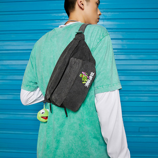 中国李宁秋季 科米特滑板斜挎包ABLR166 新品 联名Muppets百搭时尚