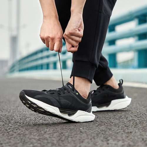 李宁超轻18䨻弹舒适运动跑步鞋